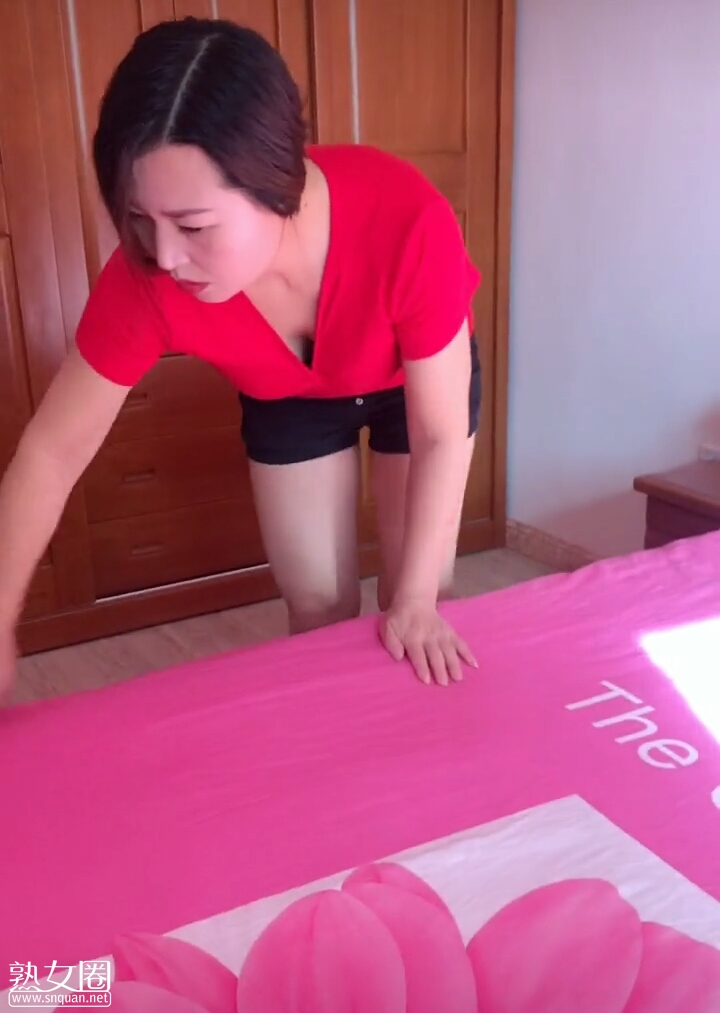 [推荐收藏]【出贴身缘味】我家阿姨 熟女少妇人妻感极强 短裤和紧身裤感觉真不错